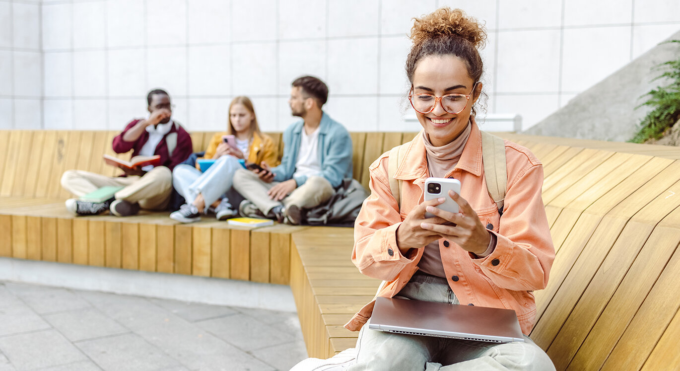 Medizin-Studierende sitzen in der Universität am Handy. | © iStock/blackCAT
