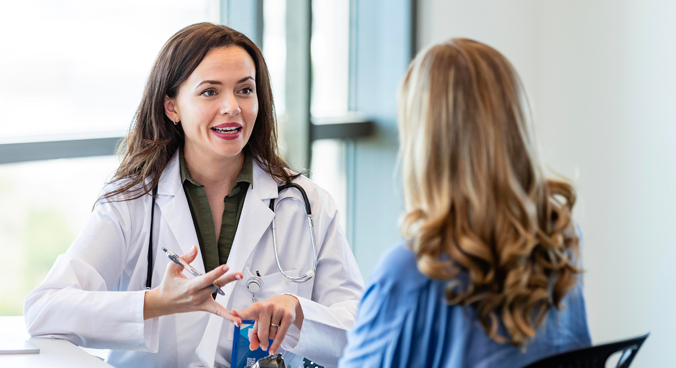 Hausärztin führt mit einer Patientin ein Gespräch unter Frauen.