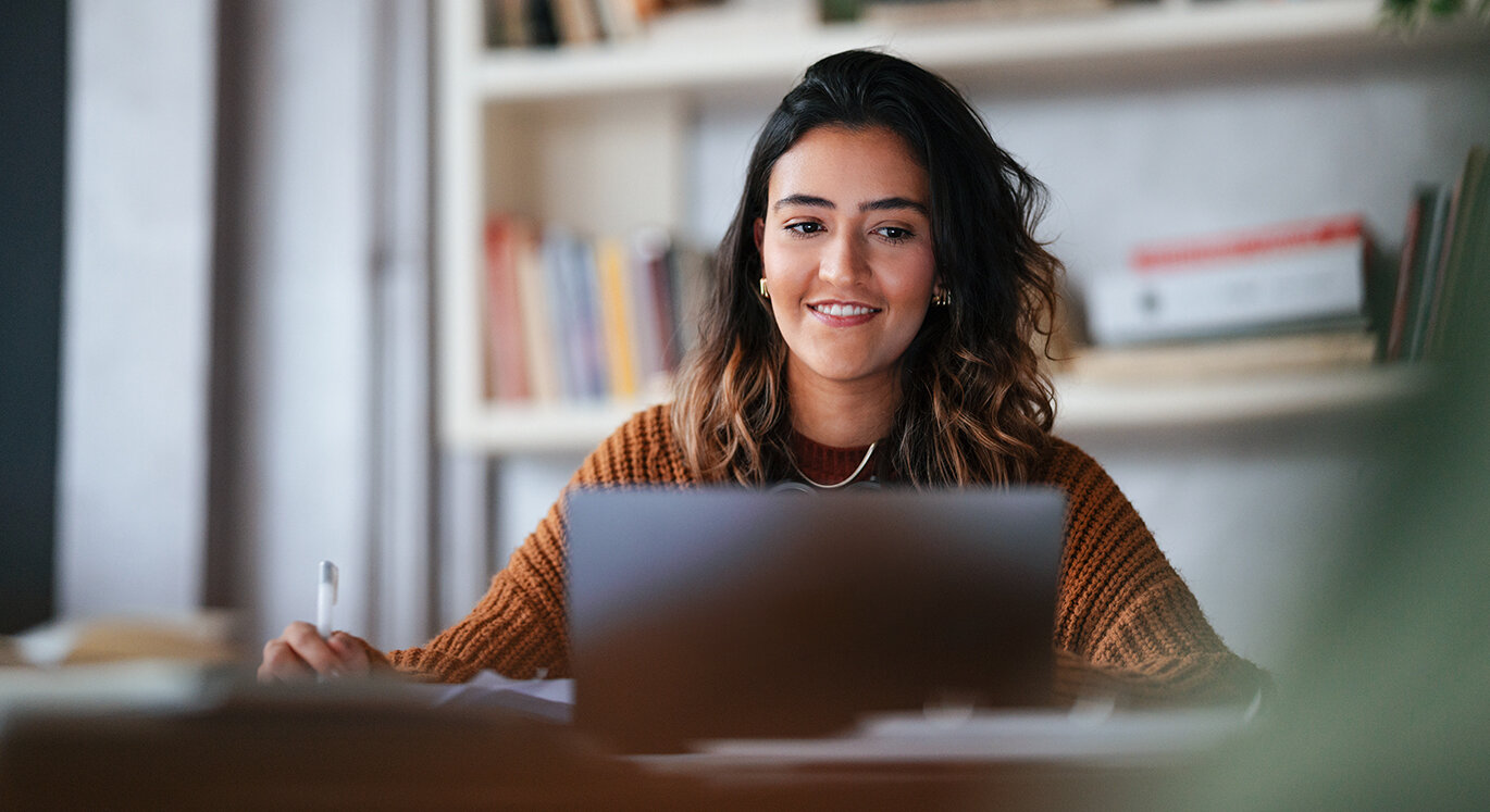 Medizinstudentin sitzt am Schreibtisch und nimmt an einem digitalen Coaching teil. | © iStock/miniseries