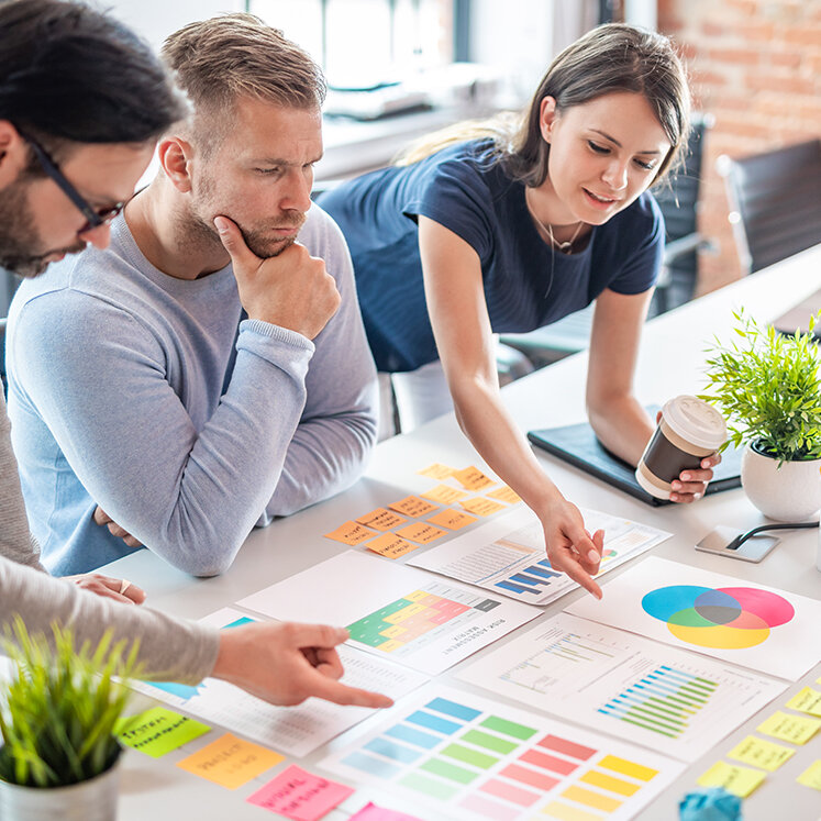 Kollegen arbeiten kreativ zusammen. | © iStock/scyther5