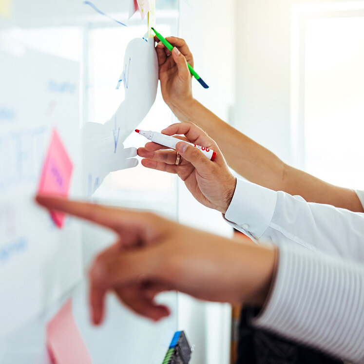 Gruppenarbeit mit einem Whiteboard. | © iStock/ljubaphoto