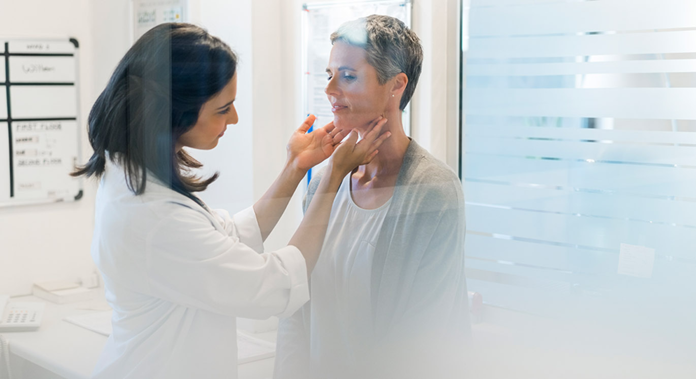 Hausärztin untersucht Patientin.