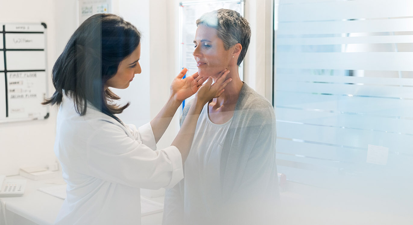 Hausärztin untersucht Patientin. | © iStock/Stígur Már Karlsson /Heimsmyndir