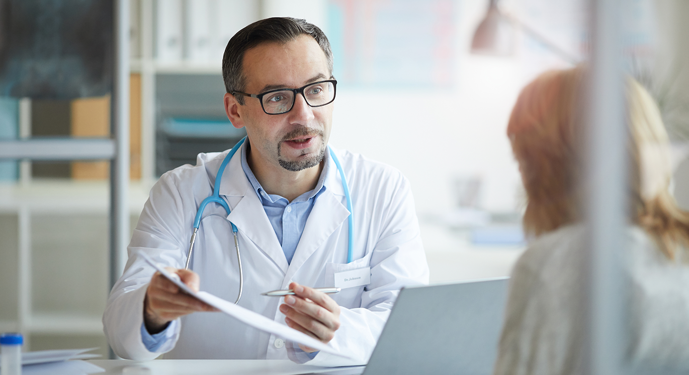 Hausarzt Patientin Formular | © iStock/AnnaStills