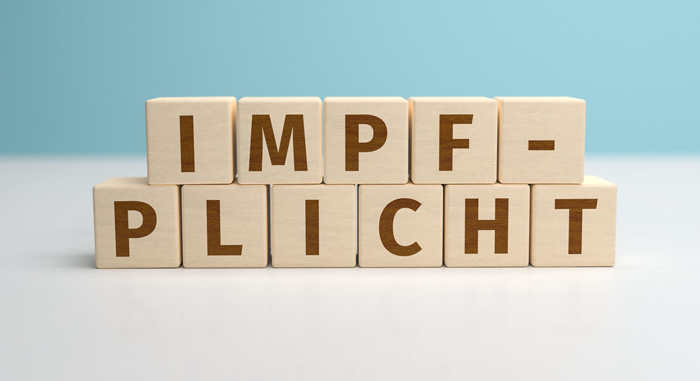 Holzwürfel mit der Aufschrift Impfpflicht.