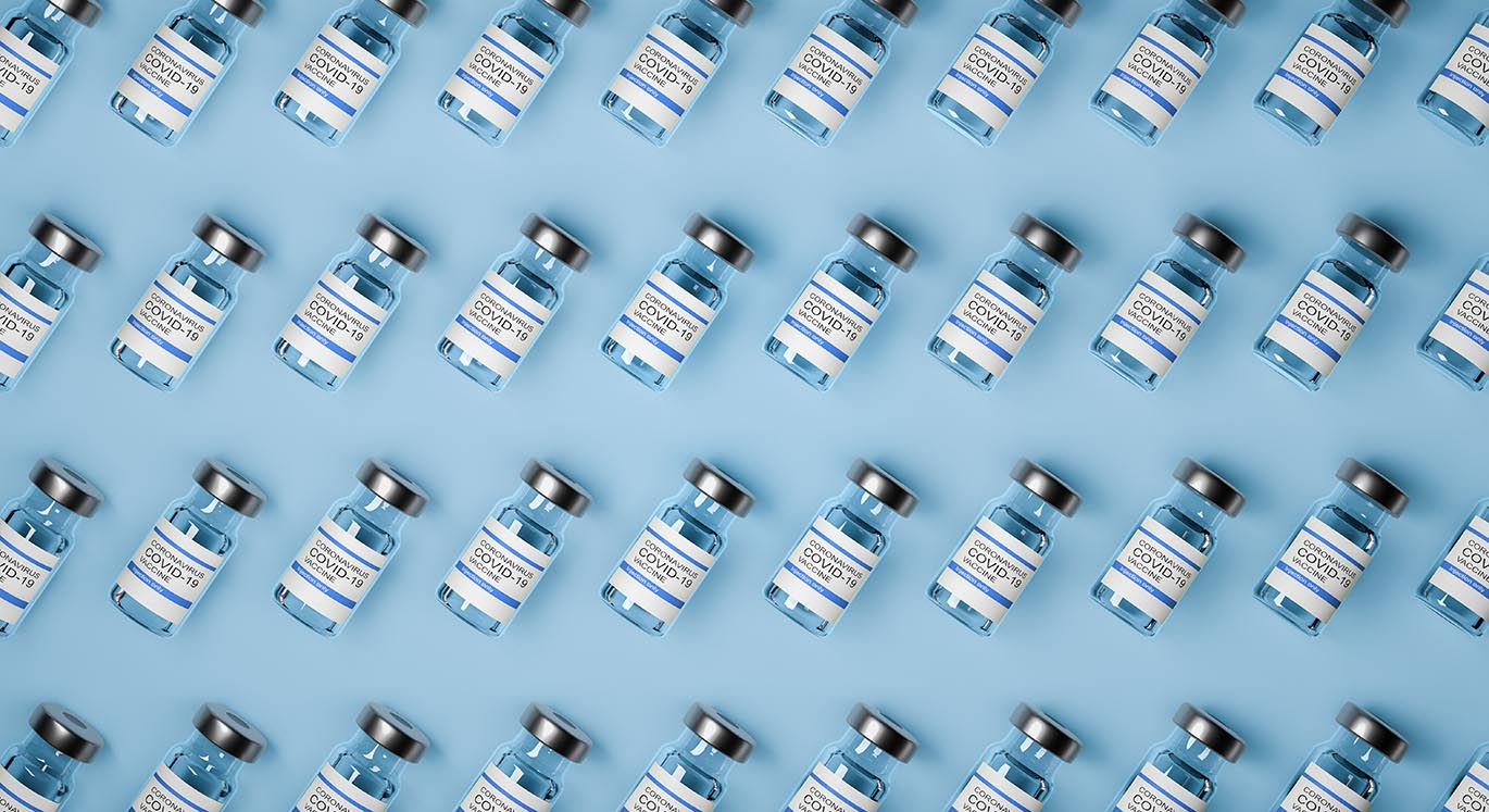 Corona Impf-Ampullen liegen nebeneinander.