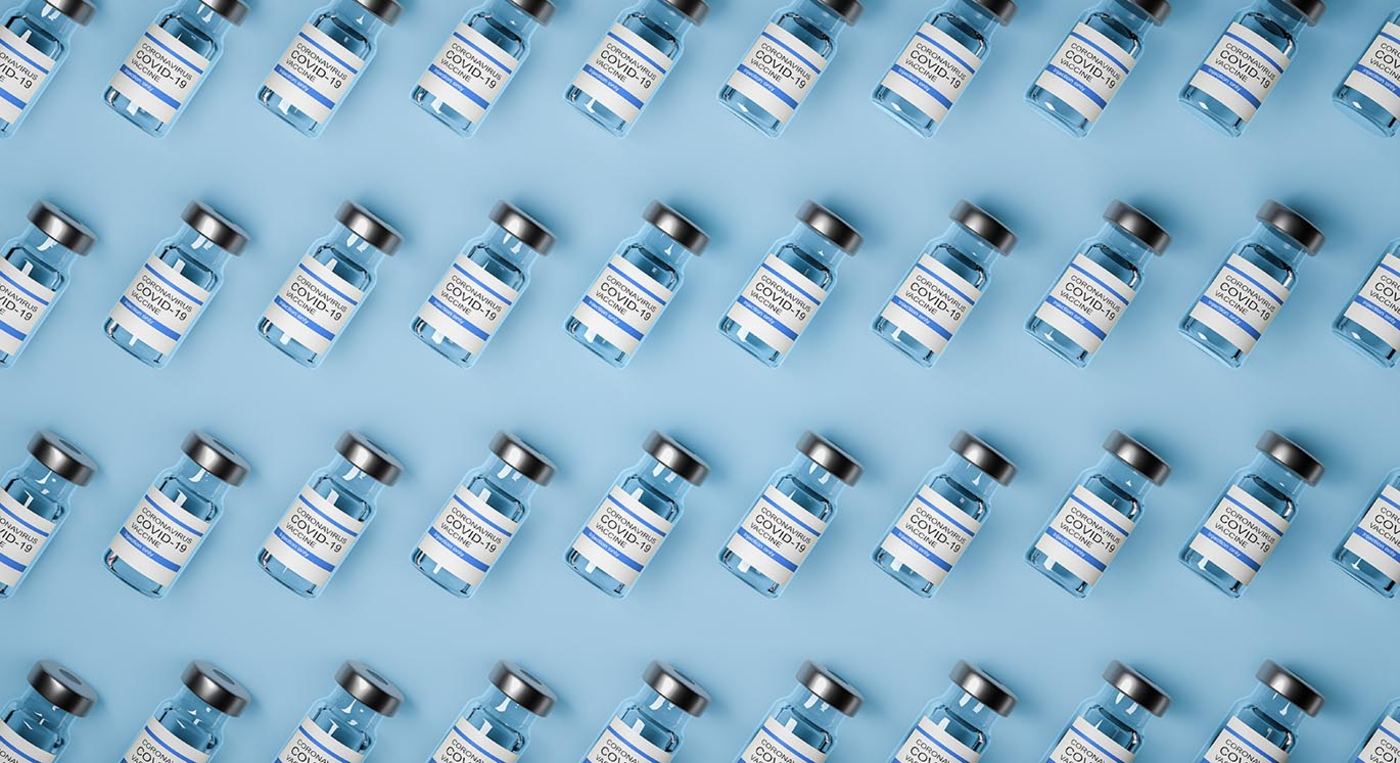 Corona Impf-Ampullen liegen nebeneinander.