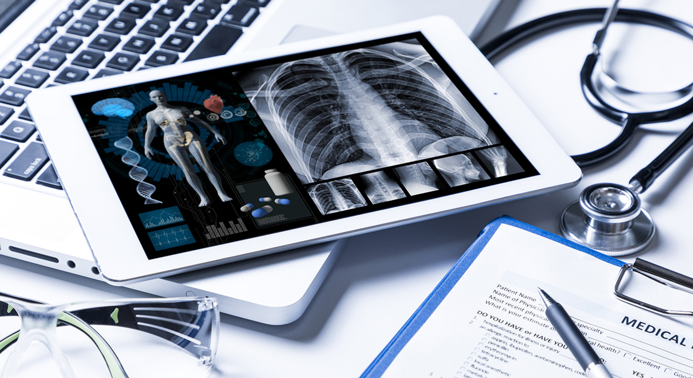 Eine elektronische Patientenaktie liegt auf einem Tablet geöffnet auf einem Tisch.