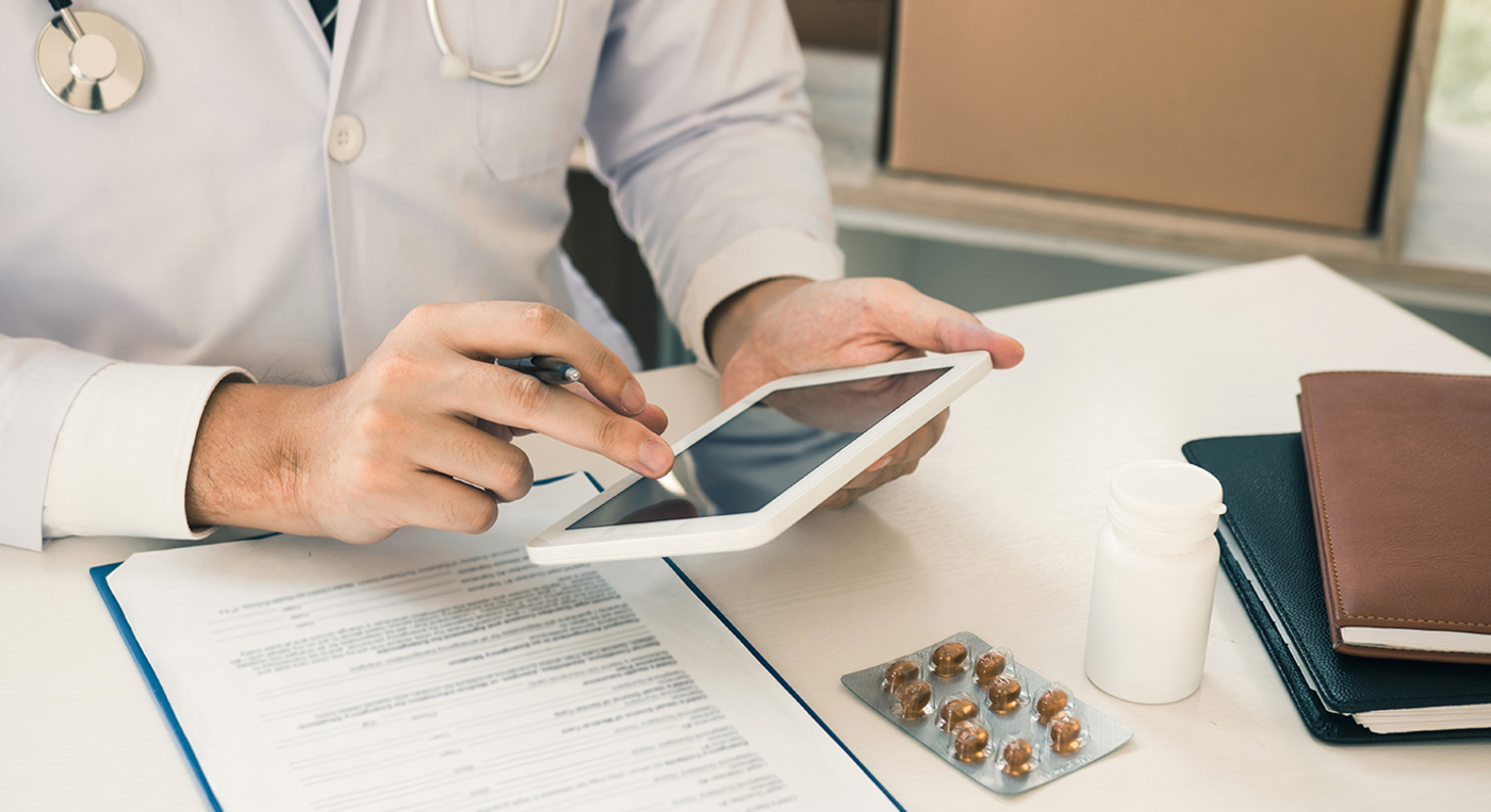 Hausarzt stellt in seiner Praxis E-Rezepte für Patienten aus.