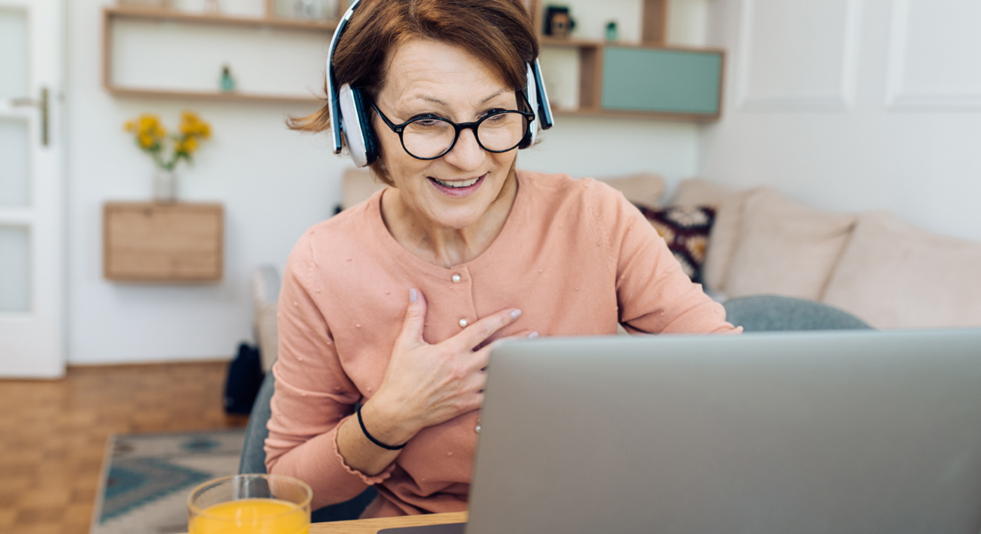 MFA sitzt am Schreibtisch und nimmt an einer digitalen MFA-Veranstaltung teil.