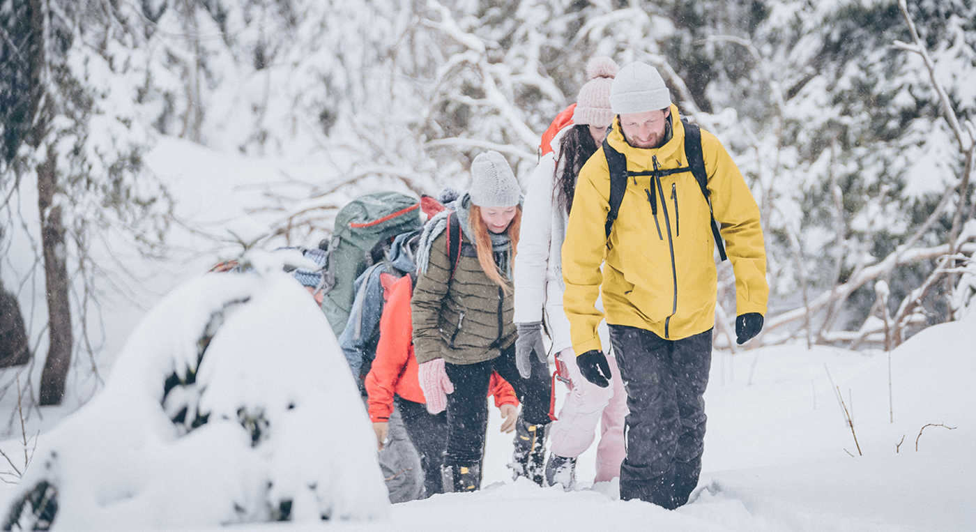 Medizinstudierende haben auf der Winterschool viel Freude an einer Wanderung mit viel Schnee.
