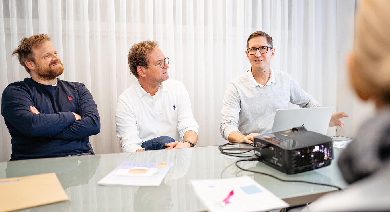 PTQZ-Moderator spricht mit Teilnehmenden über berufspolitische und medizinische Themen. | © Tom Weller / 24passion