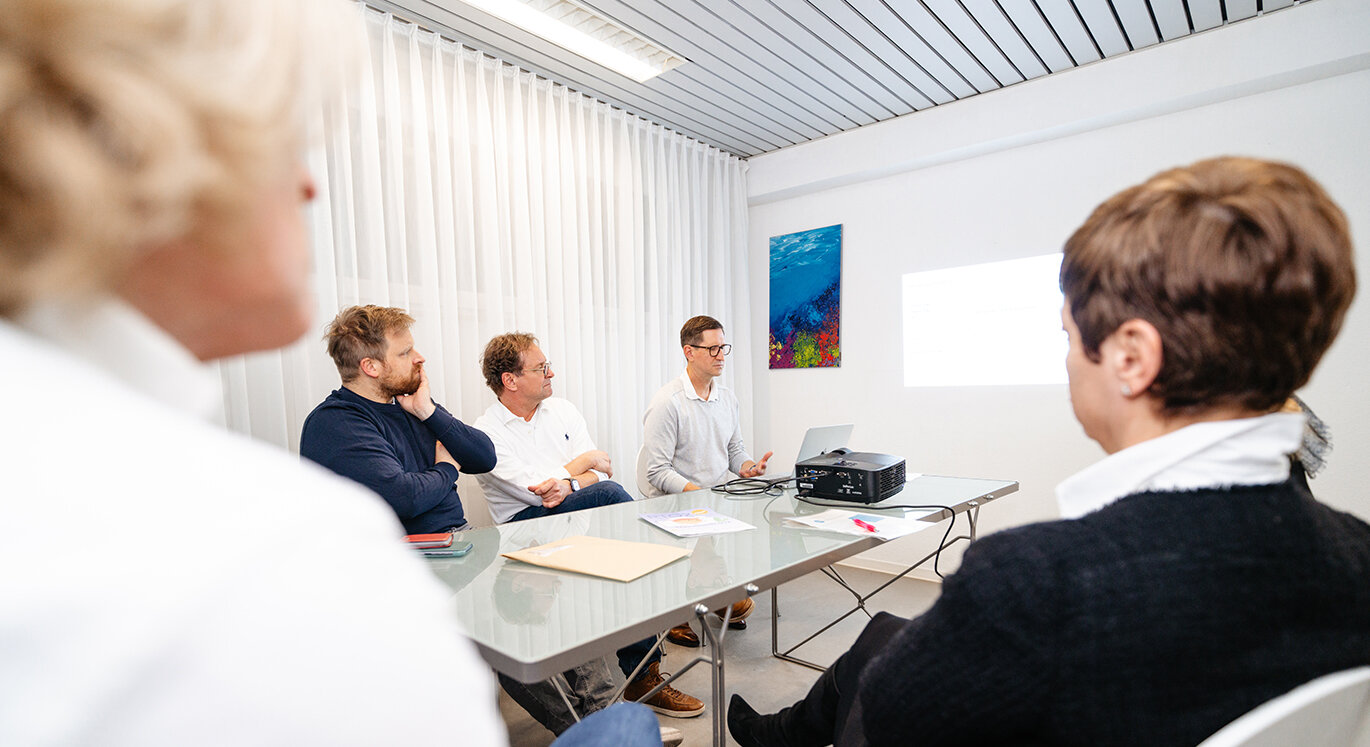 PTQZ-Teilnehmer hören dem Moderator aufmerksam zu. | © Tom Weller / 24passion
