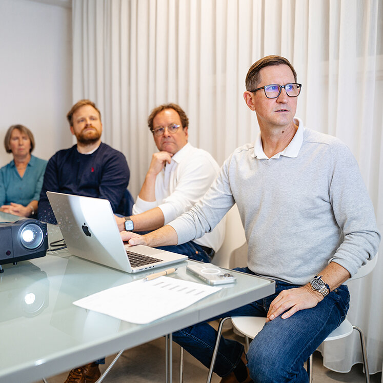 PTQZ-Moderator leitet durch seine Präsentation. | © Tom Weller / 24passion