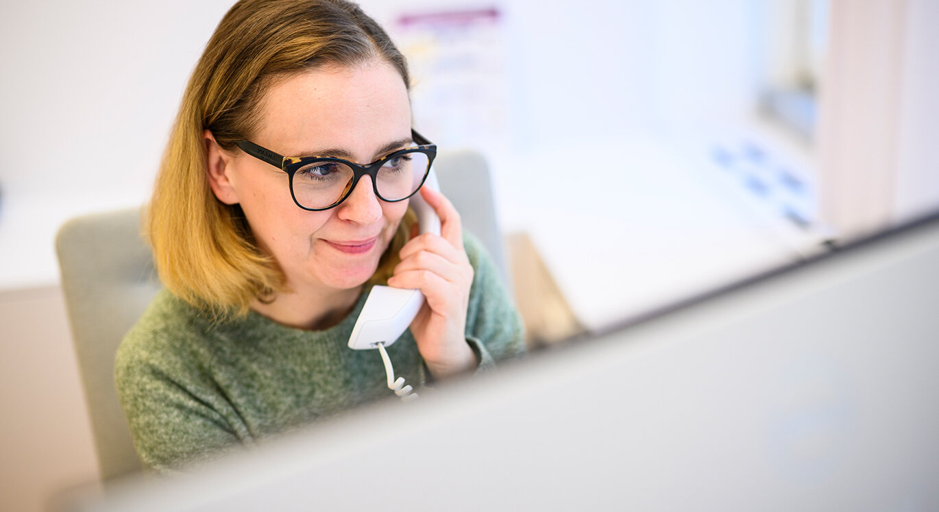 Hausärztin spricht am Telefon mit der Praxisberatung des HÄVBW. | © Tom Weller