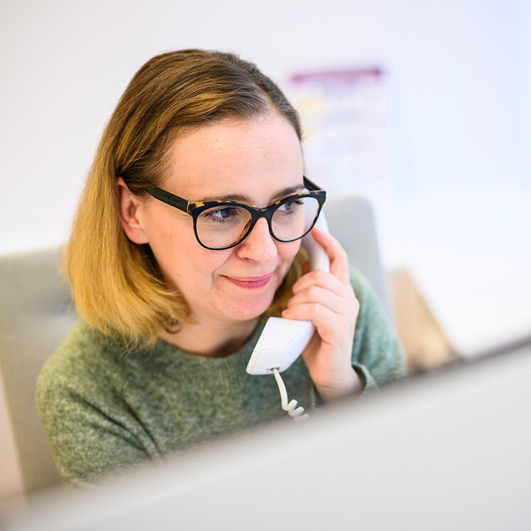 Hausärztin spricht am Telefon mit der Praxisberatung des HÄVBW. | © Tom Weller