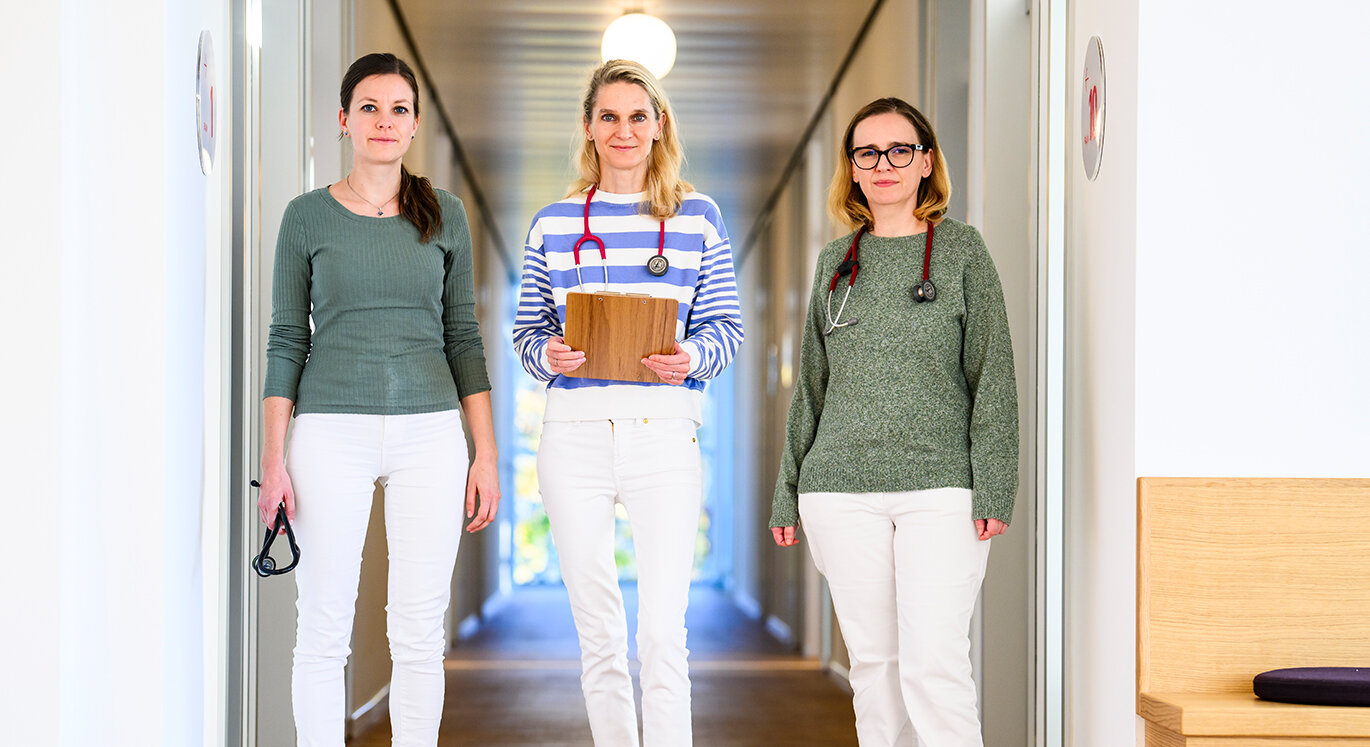 Drei Hausärztinnen stehen nebeneinander in der Praxis. | © Tom Weller