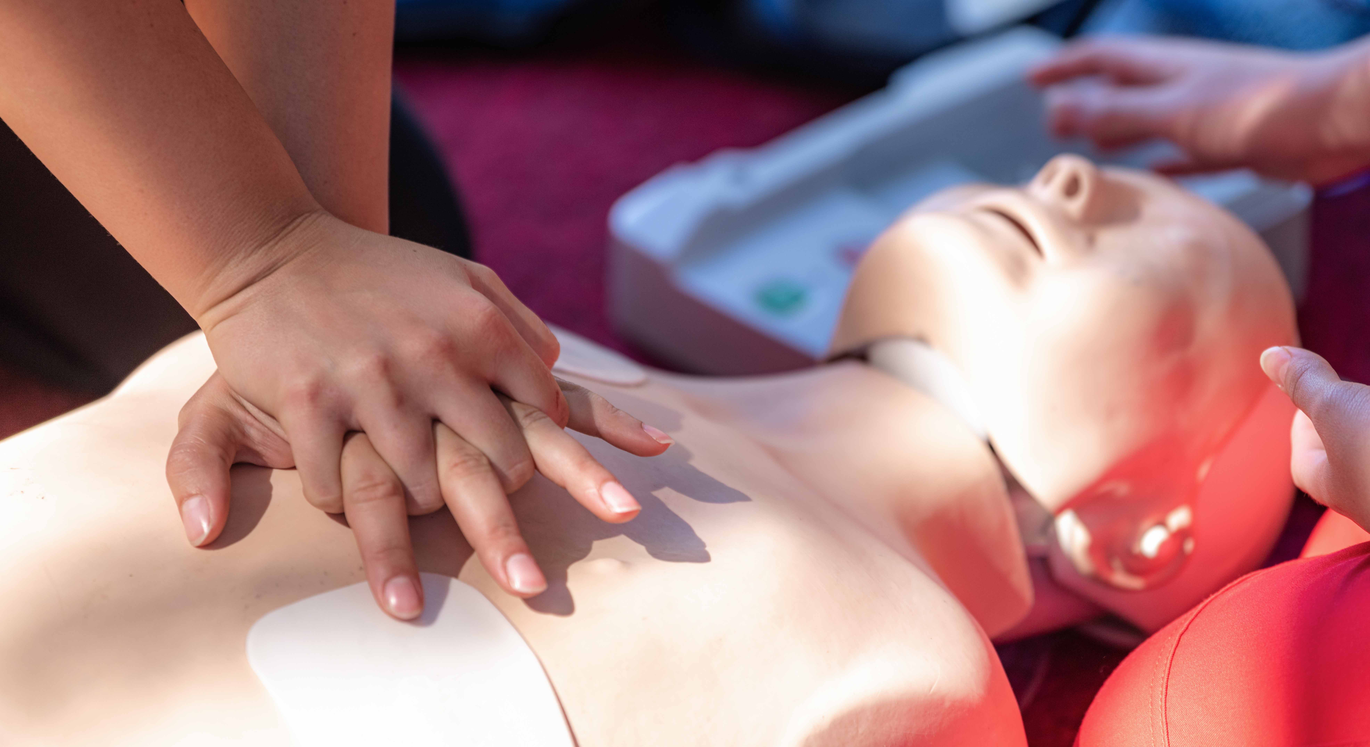Erste-Hilfe-Training an einem HLW-Dummy