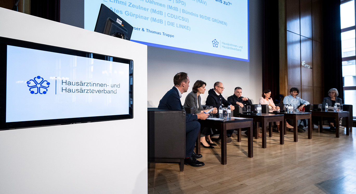 MFA informiert Patientin über die HZV-Teilnahme.
